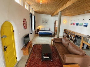 Queen Suite - Pets OK | Premium bedding, down comforters, individually decorated - The Lincoln Marfa (Marfa)