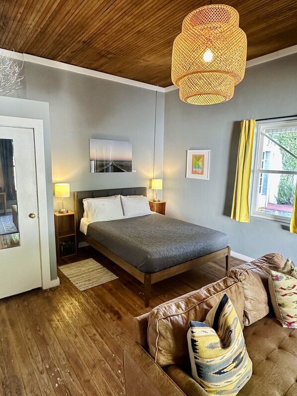 Suite estudio básica, 1 cama Queen size, cocina | Ropa de cama de alta calidad, edredón y decoración personalizada 