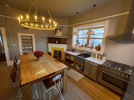 Premium Two-Queen House - No Pets | Private kitchen | Fridge, microwave, oven, stovetop