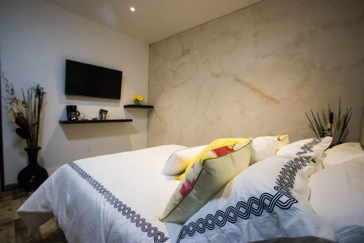 Habitación Deluxe, 1 cama Queen size, para no fumadores | Ropa de cama de alta calidad y cortinas blackout