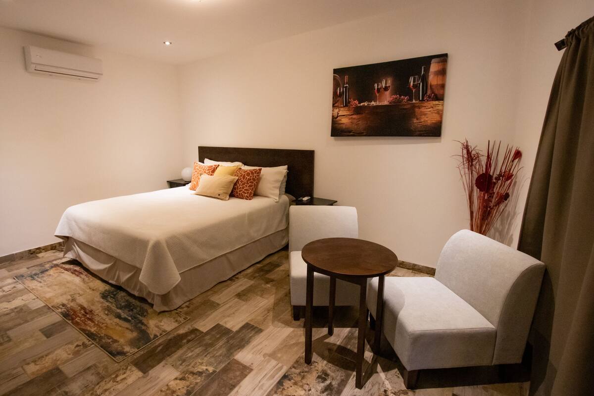 Elite Room | Premium bedding, blackout drapes, iron/ironing board, WiFi (free)