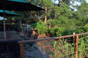 Outdoor dining - Prow'd House Bed & Breakfast (Wimberley)