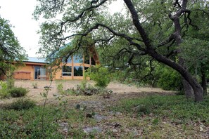 Front of property - Prow'd House Bed & Breakfast (Wimberley)