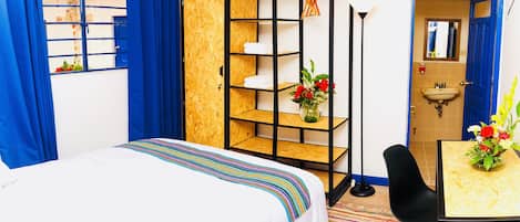 Espace de travail pour ordinateur portable, Wi-Fi gratuit, draps fournis