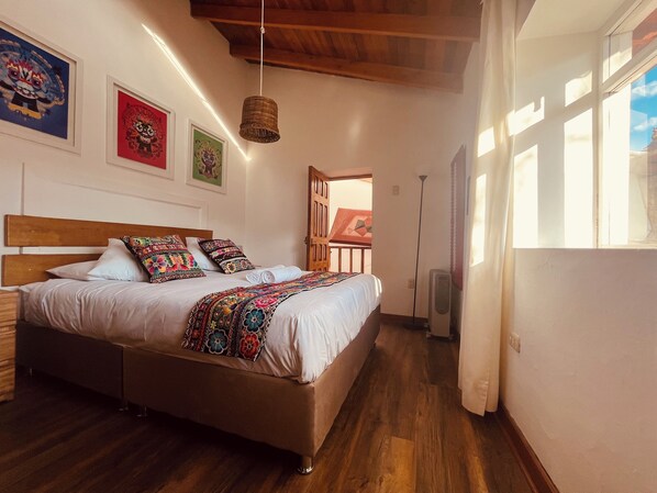 ノートパソコン用作業スペース、WiFi (無料)、ベッドシーツ