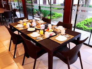 Desayuno con opciones de la cocina local incluido todos los días