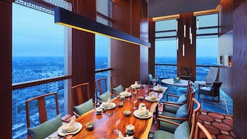 2 restaurants, breakfast, lunch, dinner served; Chinese cuisine