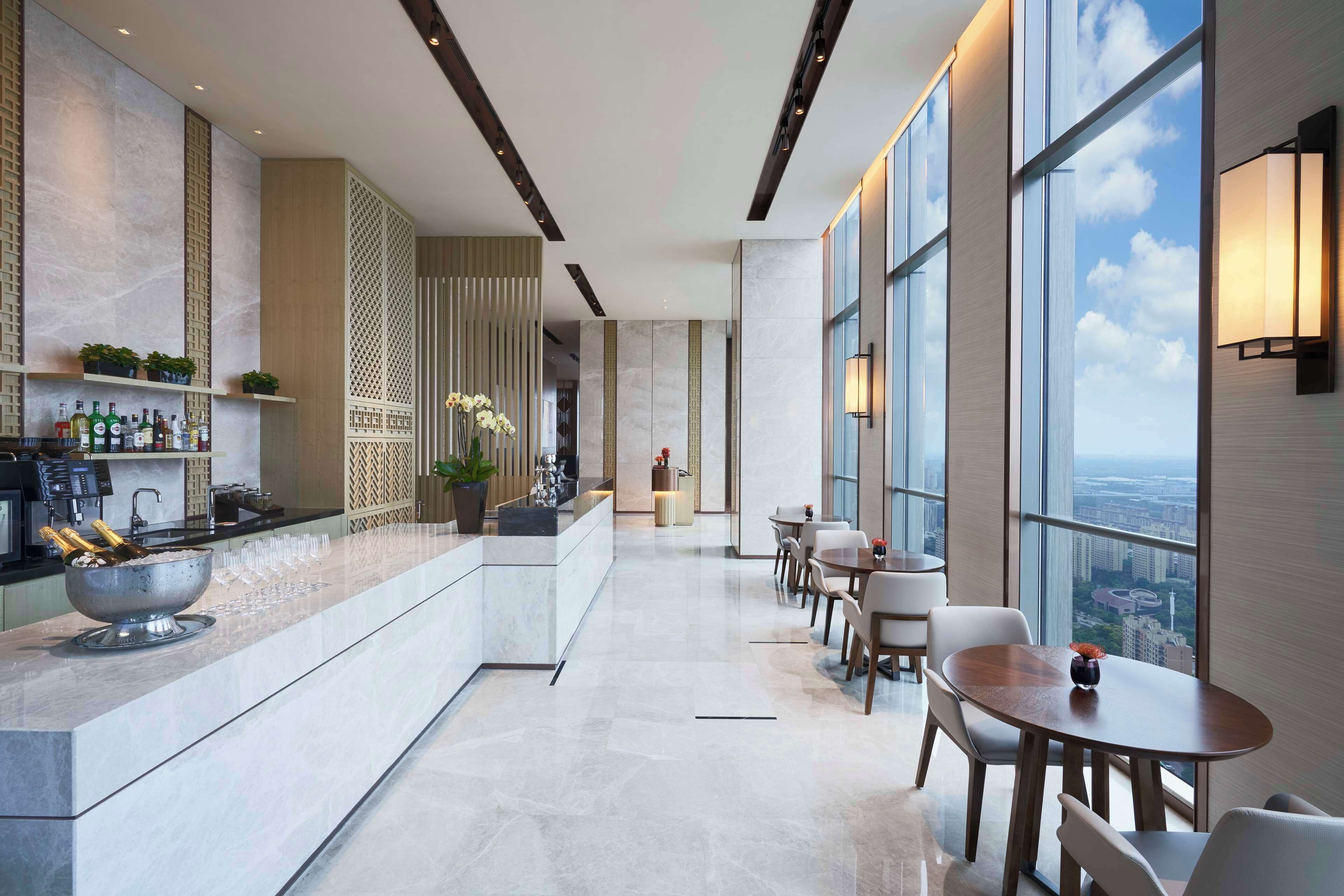 2 restoran, sarapan, makan tengah hari dihidangkan; masakan China