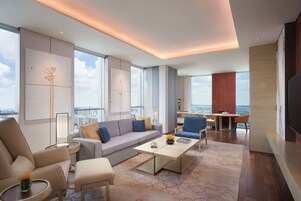 Suite (Regency) | Biancheria da letto di alta qualità, copriletto in piuma, minibar