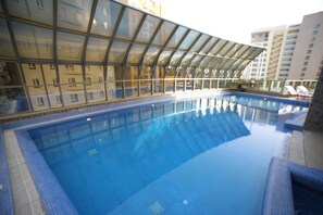 Habitación familiar, 2 habitaciones, habitaciones comunicadas | Piscina cubierta | Una piscina cubierta