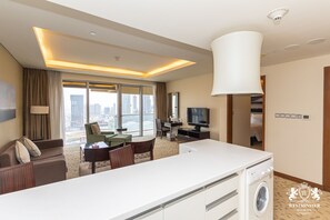 Large one bedroom apartment | Cozinha privada | Geladeira grande, micro-ondas, fogão, lava-louças