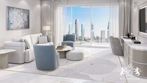 Una sala de estar moderna con vistas a la ciudad, que incluye un sofá, sillones, una mesa de centro y un comedor con televisor y decoración.