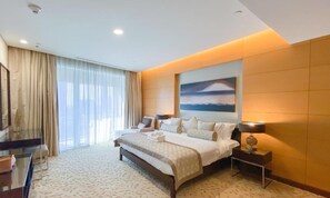 Cofres nos quartos, escrivaninha, ferros/tábuas de passar roupa