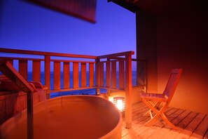 传统四人房, 海景 (Japanese-Style, with Open Air Bath) | 客房内保险箱、遮光窗帘、免费 WiFi、床单