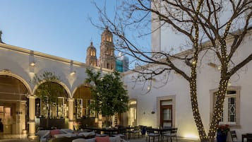 المنشأة من الداخل