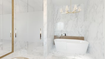 Superior Deluxe Queen | Bathroom | Shower, free toiletries, hair dryer, slippers