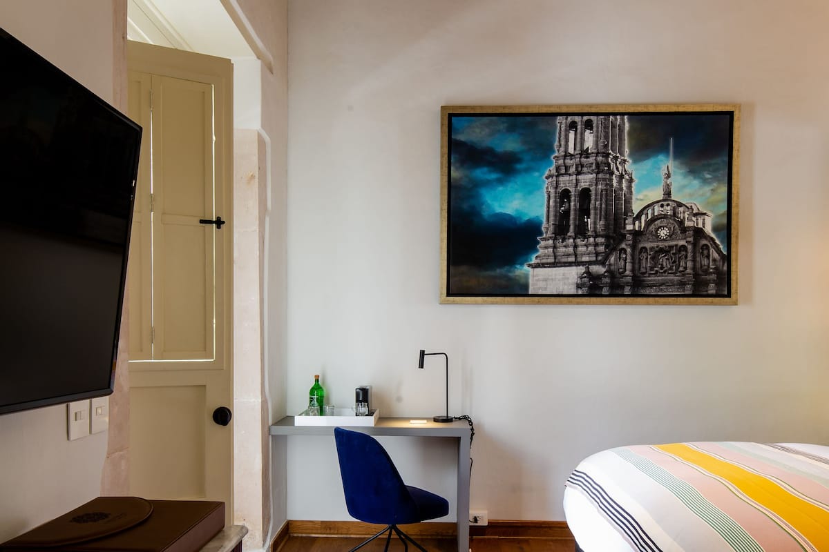 Singola Deluxe, 1 letto queen | Minibar, una cassaforte in camera, una scrivania, Wi-Fi gratuito