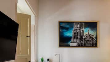 ميني بار وخزنة داخل الغرفة ومكتب وواي فاي مجانًا