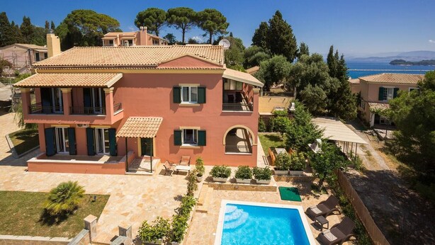 A two-story house with a swimming pool, surrounded by trees and a clear view of the sea. - Four seasons House (Corfu)