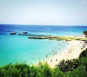 Playa en los alrededores y camastros