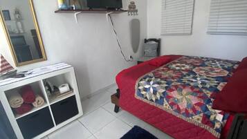 1 habitación, tabla de planchar con plancha, wifi gratis y ropa de cama