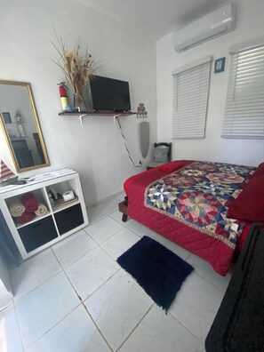 1 habitación, tabla de planchar con plancha, wifi gratis y ropa de cama