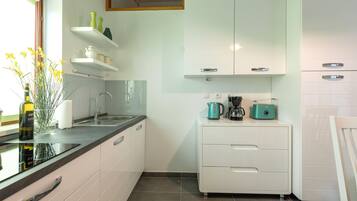 Een koelkast, een magnetron, een oven, een kookplaat