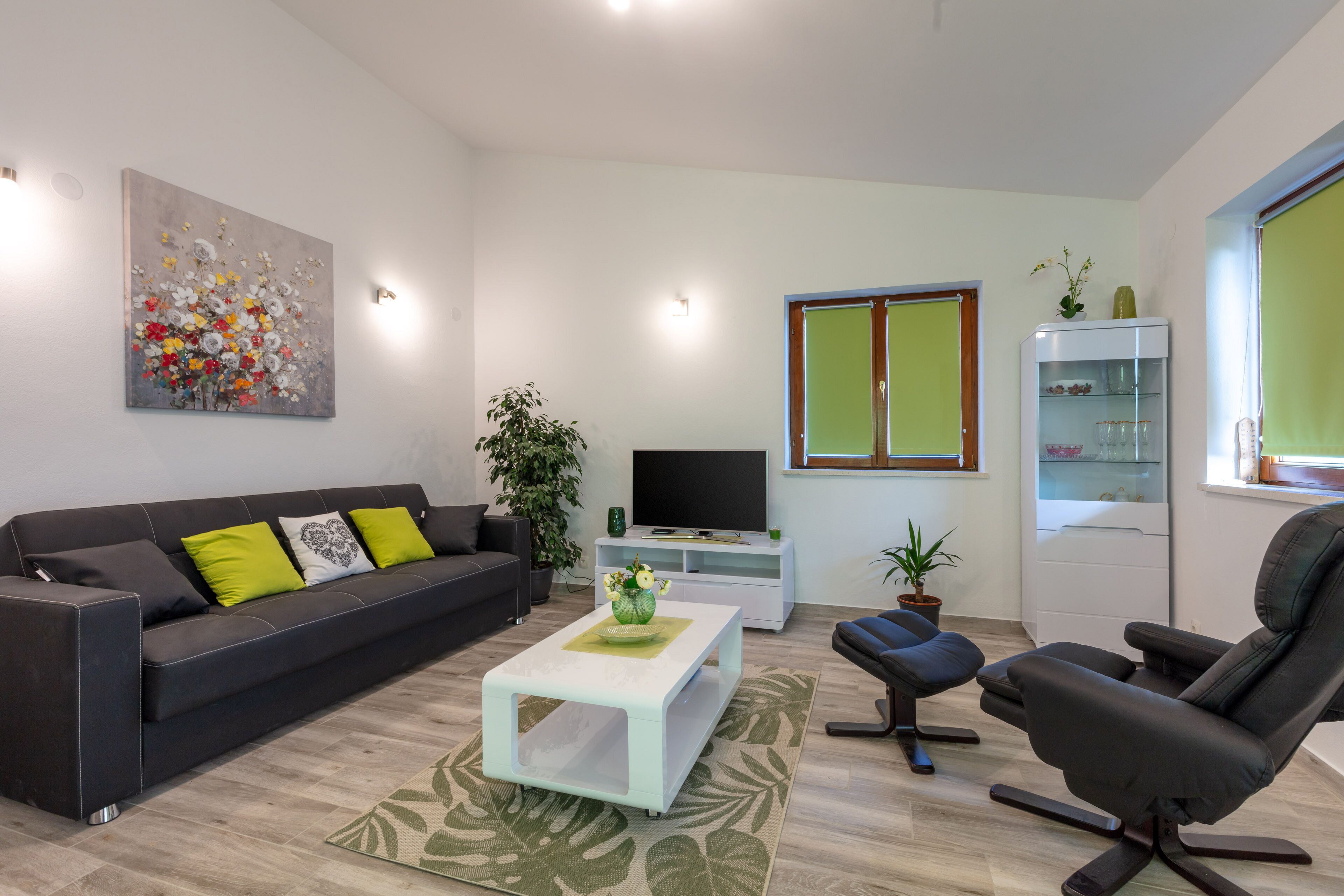 Een smart-tv en een open haard