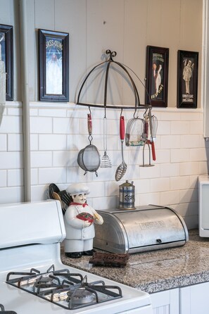 Fridge, microwave, oven, stovetop - Charming Victorian Farmhouse, Privacy, Wi-FI , 5 min to Durango (Durango)