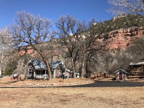 Exterior - Charming Victorian Farmhouse, Privacy, Wi-FI , 5 min to Durango (Durango)