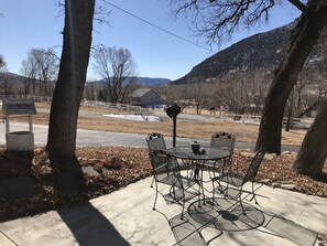 Outdoor dining - Charming Victorian Farmhouse, Privacy, Wi-FI , 5 min to Durango (Durango)