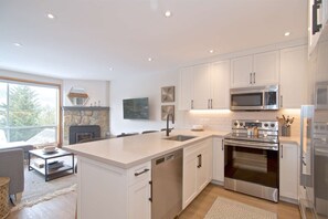 Réfrigérateur, four à micro-ondes, un four, surface de cuisson