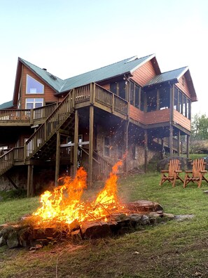 Exterior - 3-Decks-Lakeside w/quiet cove, Firepit, Dock, Kayaks, Paddleboards. Pet Friendly (Stigler)