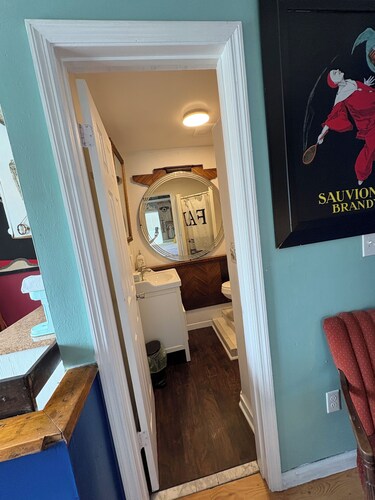 The Red Cottage ~ 5 min. stroll to Historic St. George Street - on site parking