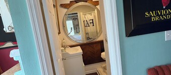 The Red Cottage ~ 5 min. stroll to Historic St. George Street - on site parking