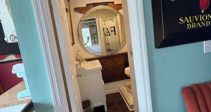 The Red Cottage ~ 5 min. stroll to Historic St. George Street - on site parking