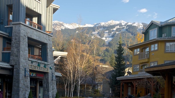 Ein Gebäude mit einer steinernen Fassade und einem Schild mit der Aufschrift 'Eagle Lodge'.