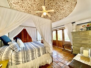 2 chambres, coffres-forts dans les chambres, bureau