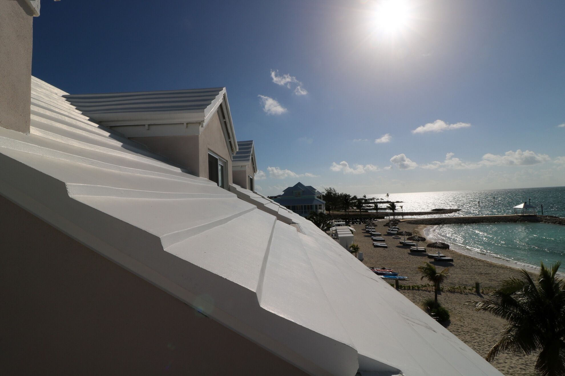 Ein Hotel direkt am Strand mit Blick auf den Ozean und einen Steg.