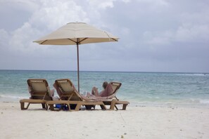 Am Strand, Liegestühle, Strandtücher