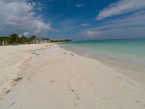 En la playa, camastros y toallas de playa