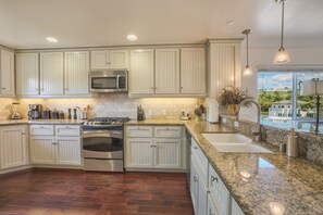 冷蔵庫、電子レンジ、オーブン、コンロ