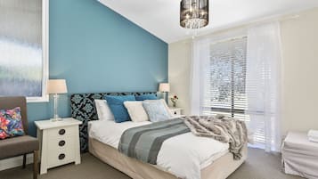 1 habitación, tabla de planchar con plancha y cuna de viaje