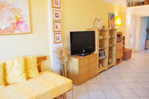 Fernseher, DVD-Player, Bücher, Stereoanlage