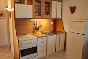 Kühlschrank, Mikrowelle, Ofen, Herdplatte
