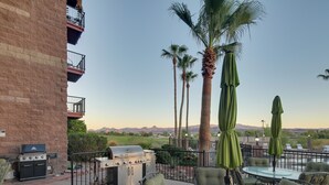 Outdoor dining - Lake Havasu Getaway w/ Golf Course & Lake Views! (Lake Havasu City)