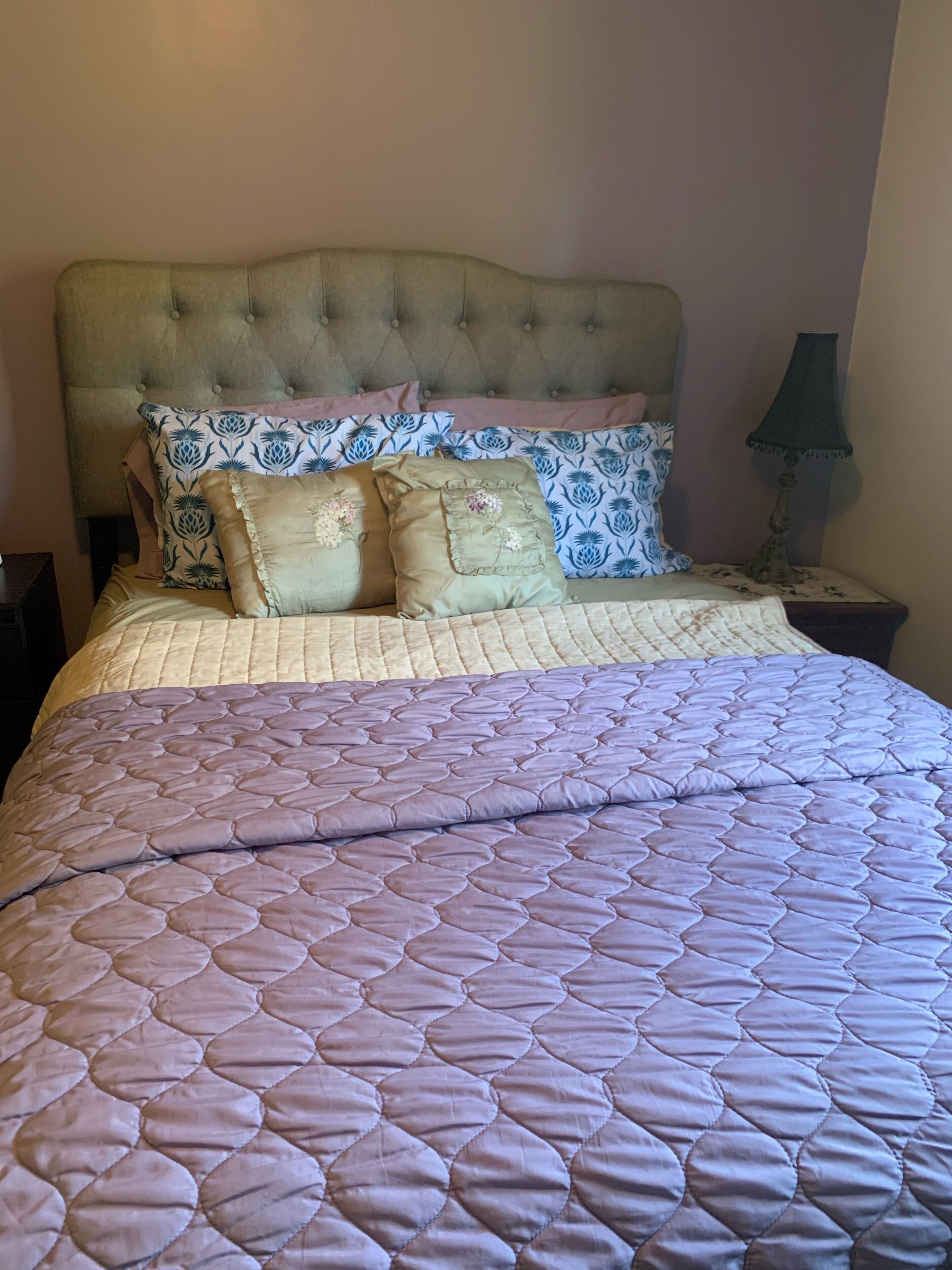 2 quartos, ferros/tábuas de passar roupa, berço de viagem