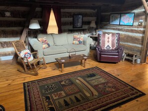 Smart-TV, peis, DVD-spiller og bøker