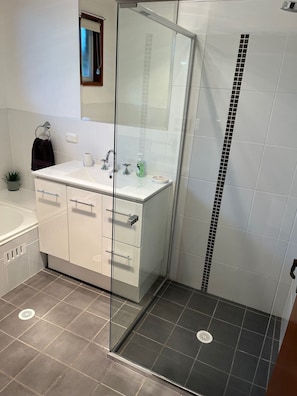 Bathtub, hair dryer, towels, toilet paper - 3 bedrooms - sleeps 6 (Shoalhaven Heads)