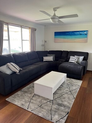 Smart TV, Netflix, DVD player, books - 3 bedrooms - sleeps 6 (Shoalhaven Heads)